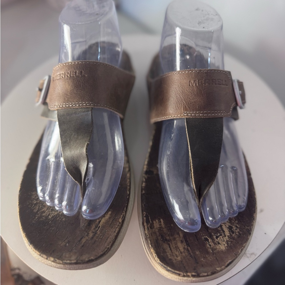 Merrell women’s Brown Leather strap buckle Sandals size 9 cork sole
